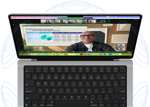 MacBook Pro otoczony błękitnymi kołami, ilustrującymi trójwymiarowe wrażenia akustyczne, jakich dostarcza funkcja dźwięku przestrzennego. Ekran komputera przedstawia osobę prezentującą różne treści podczas wideokonferencji w aplikacji Zoom i stale widoczną na ich tle dzięki funkcji Nakładka prezentera