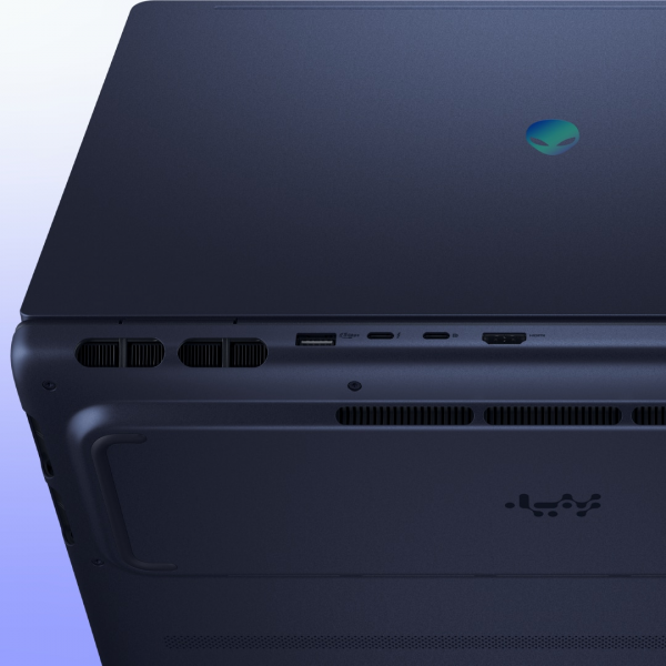 Zbliżenie na notebooka gamingowego Alienware Aurora 16X, podkreślająca płynne kontury obudowy notebooka zaprojektowanej z myślą o estetyce.