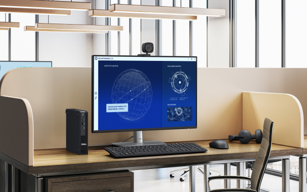 Otwarta przestrzeń biurowa ze stacjami roboczymi, komputerami i krzesłami. Nowoczesny wygląd, neutralne odcienie i duże okna. Korporacyjna przestrzeń robocza.