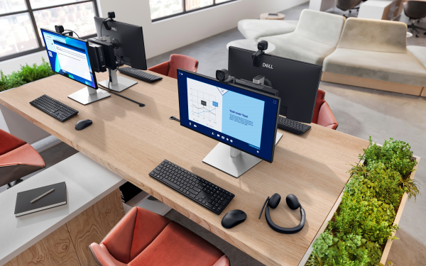 Otwarta przestrzeń biurowa ze stacjami roboczymi, komputerami i krzesłami. Nowoczesny wygląd, neutralne odcienie i duże okna. Korporacyjna przestrzeń robocza.