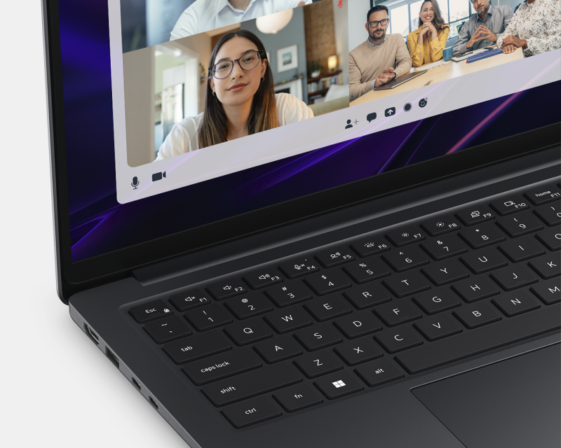 Zbliżenie na dwa porty USB-C w laptopie Dell Pro Precision serii 5 14S