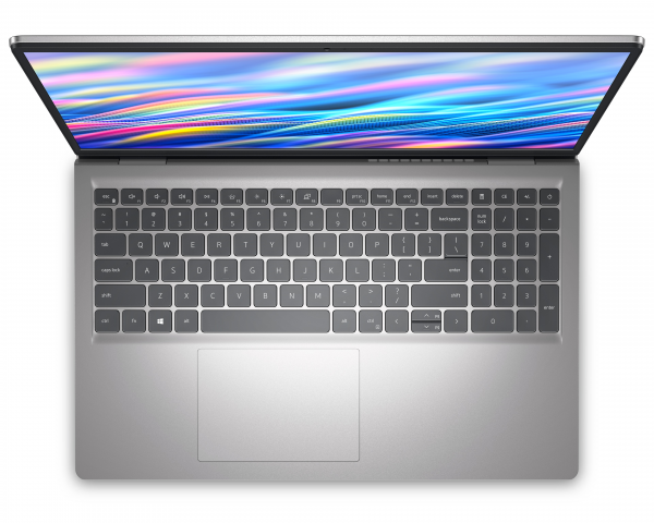 Widok z lotu ptaka na Della 15 z widoczną ergonomiczną klawiaturą.