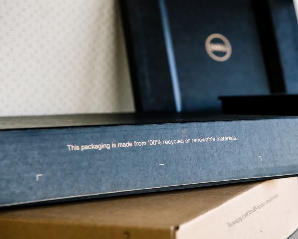 Zbliżenie na opakowanie notebooka, kt&oacute;re pokazuje słowa: &bdquo;To opakowanie jest wykonane w 100% z materiał&oacute;w z recyklingu lub źr&oacute;deł odnawialnych&rdquo;.