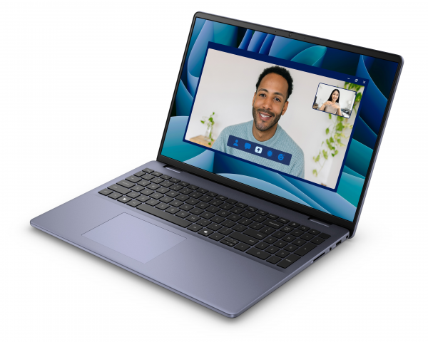 Zdjęcie notebooka Dell 16 z g&oacute;ry, na ekranie widoczna wideorozmowa między dwiema osobami.