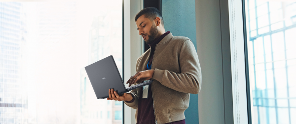 Stojący mężczyzna podczas pracy na notebooku Dell Pro Max.