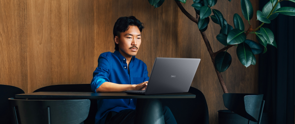 Mężczyzna pracujący na notebooku Dell Pro Max.