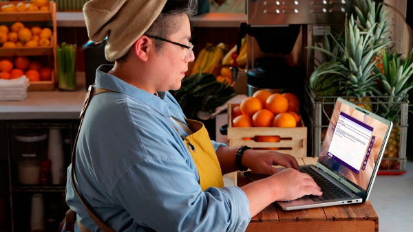 Ilustracja użytkownika pracującego w podr&oacute;ży.