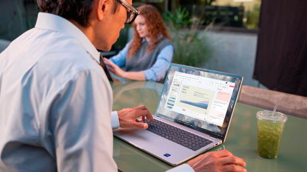 Ilustracja użytkownika pracującego w podr&oacute;ży.