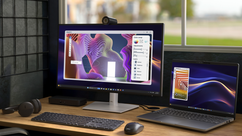Notebook Dell Pro Precision&nbsp;16 z&nbsp;serii&nbsp;5 znajduje się na biurku obok monitora, klawiatury, myszy, zestawu słuchawkowego i&nbsp;torby.