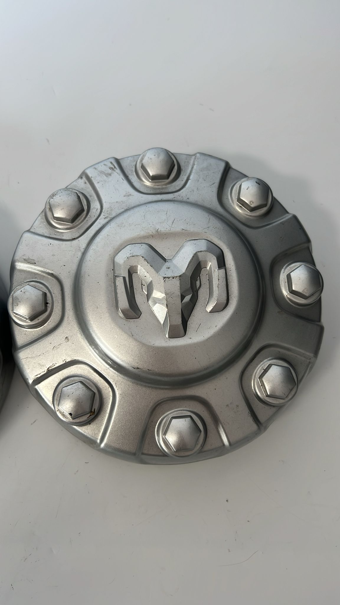 Zaślepka środkowa srebrna malowana OEM 2019-2024 Dodge Ram 2500...