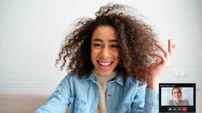 Ekran notebooka przedstawiający rozmowę wideo w&nbsp;programie Microsoft Teams.