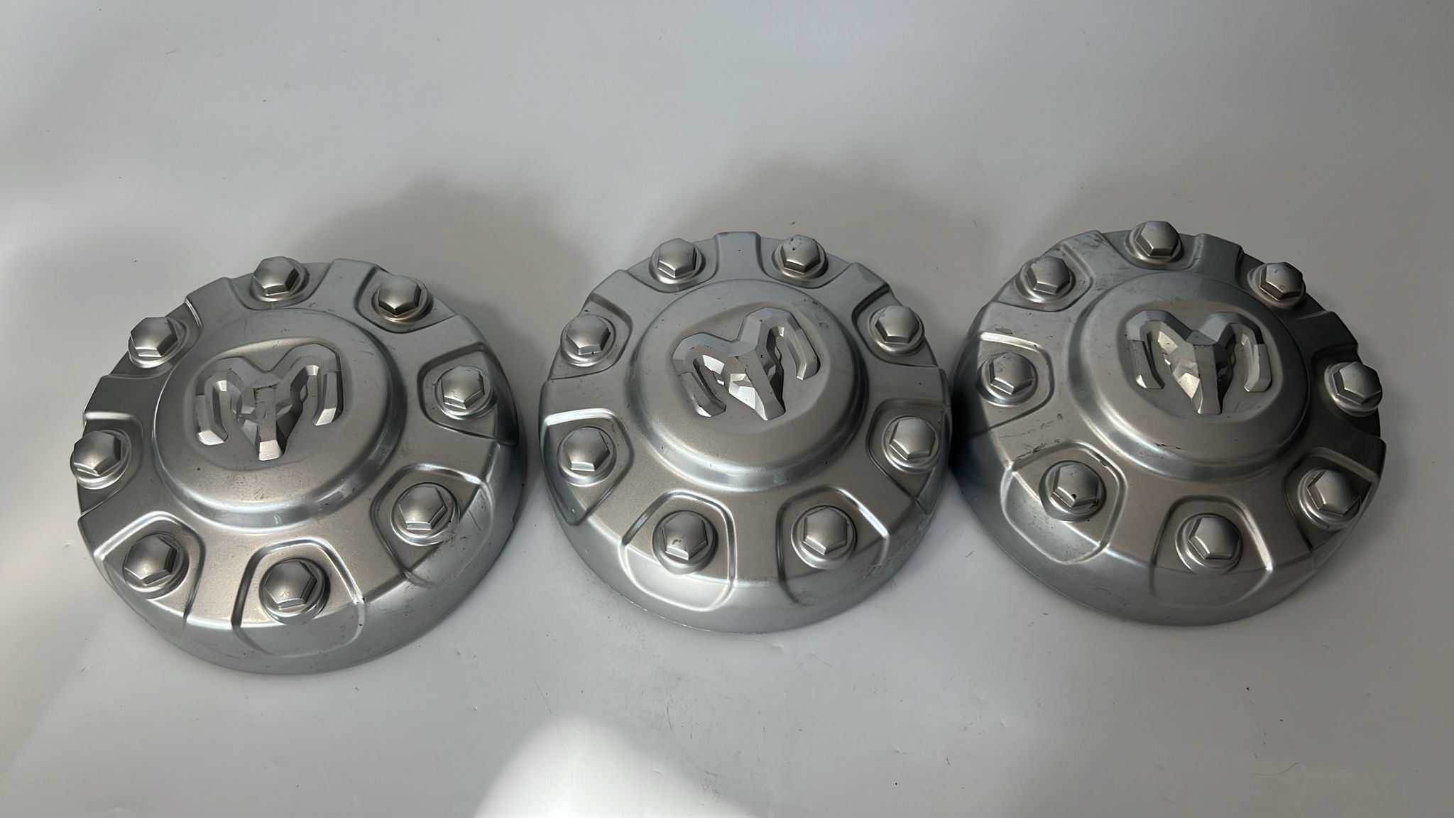 Zaślepka środkowa srebrna malowana OEM 2019-2024 Dodge Ram 2500...