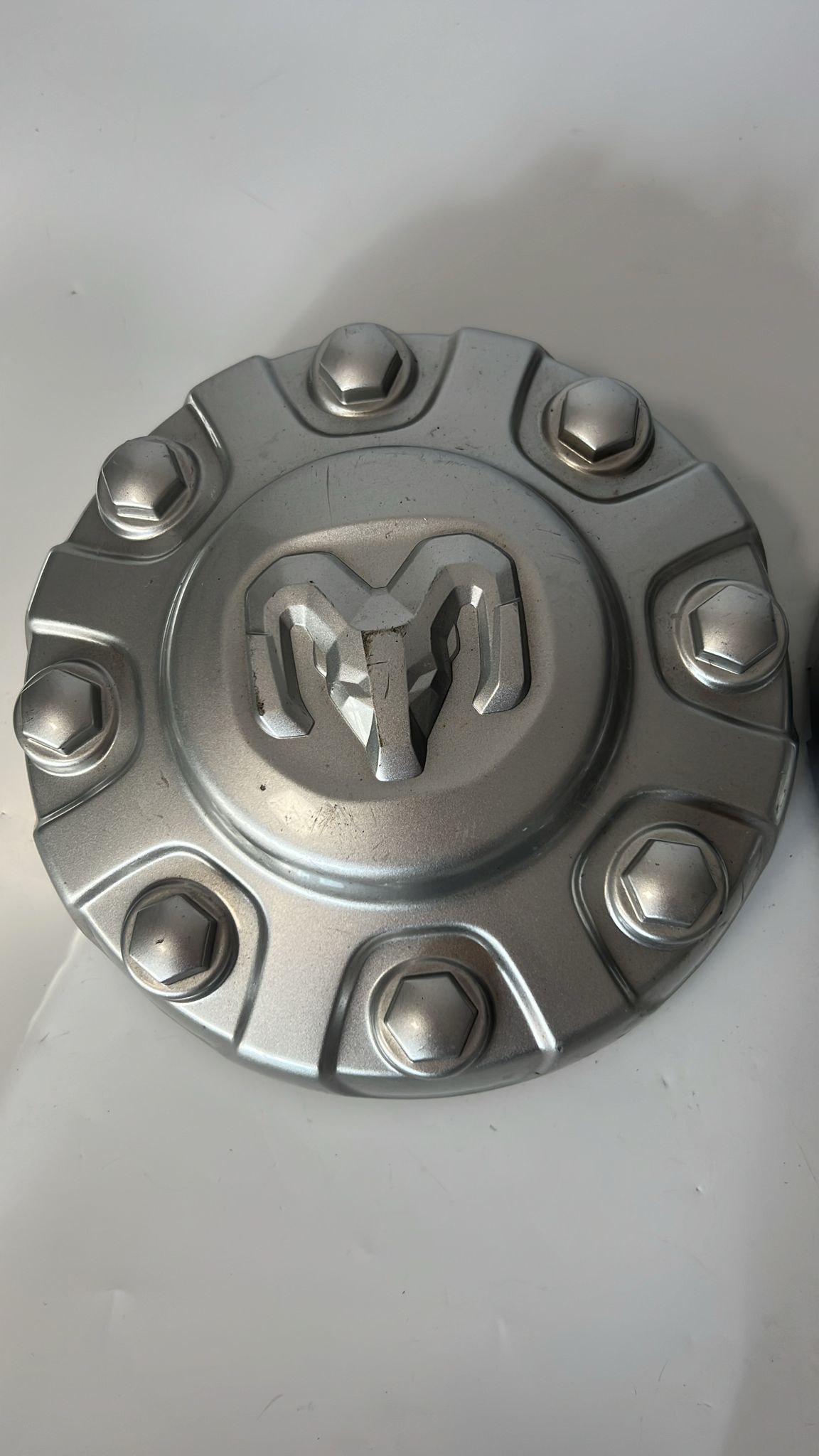 Zaślepka środkowa srebrna malowana OEM 2019-2024 Dodge Ram 2500...