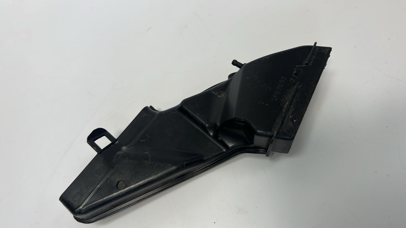 BMW 5 G30 G31 WLOT DOLOT KANAŁ ODPŁYWU WODY PRAWY numer kat 7388733...