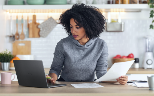 Notebook XPS 14 bez problemu działa przez cały dzień dzięki wyjątkowej żywotności baterii.