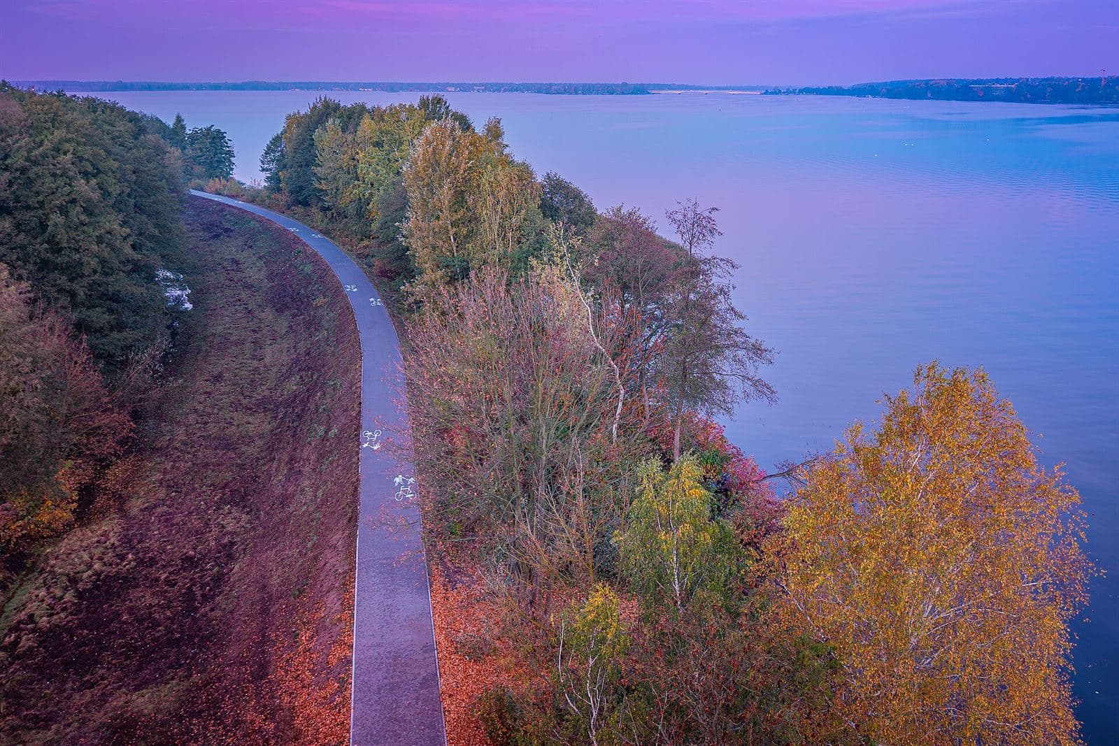 Ścieżka rowerowa wśród jesiennych drzew nad Jeziorem Zegrzyńskim